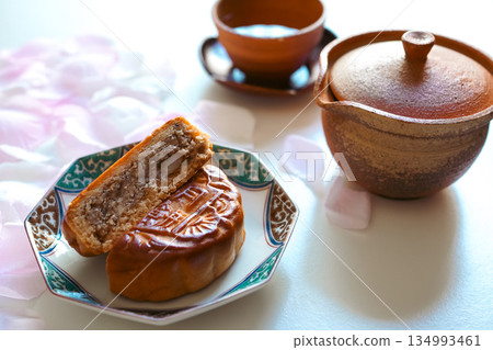 Wu Ren Mooncake, a traditional Chinese baked confectionery 134993461