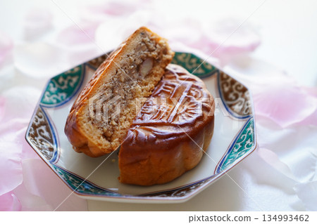 五仁月餅，白色背景的月餅，內餡為堅果和乾果。 134993462