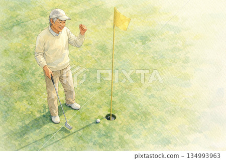 一位日本資深高爾夫球手在成功推桿後露出笑容。 一位日本資深高爾夫球手在成功推桿後露出笑容。 134993963