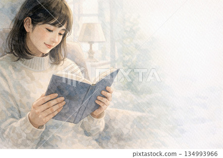 冬日的清晨,一位日本女子靜靜地閱讀著一本歷史書。 冬日的清晨,一位日本女子靜靜地閱讀著一本歷史書。 134993966