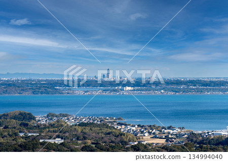 從空中俯瞰濱名湖和濱松市，前景是靜岡縣的湖西市。 134994040