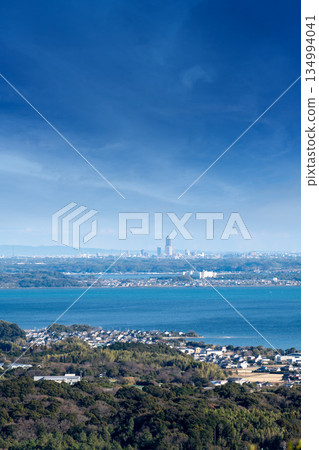 從空中俯瞰濱名湖和濱松市,前景是靜岡縣的湖西市。 從空中俯瞰濱名湖和濱松市,前景是靜岡縣的湖西市。 134994041
