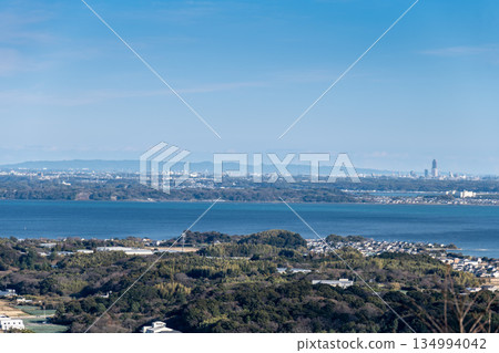 從空中俯瞰濱名湖和濱松市,前景是靜岡縣的湖西市。 從空中俯瞰濱名湖和濱松市,前景是靜岡縣的湖西市。 134994042