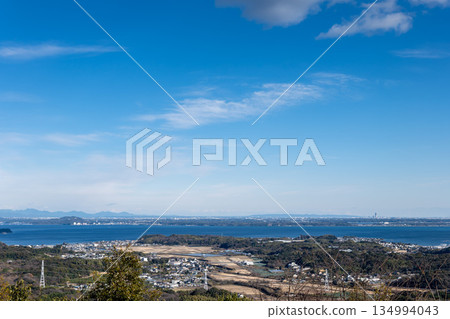 從空中俯瞰濱名湖和濱松市,前景是靜岡縣的湖西市。 從空中俯瞰濱名湖和濱松市,前景是靜岡縣的湖西市。 134994043