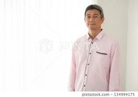 老人在房間裡放鬆 134994175