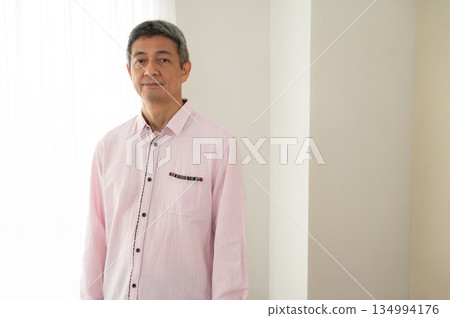 老人在房間裡放鬆 134994176