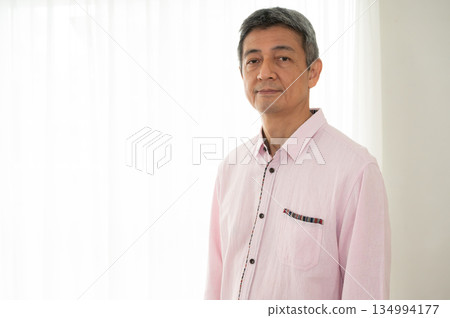老人在房間裡放鬆 134994177