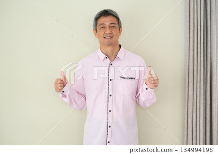 男子在室內豎起大拇指 男子在室內豎起大拇指 134994198