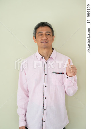 男子在室內豎起大拇指 134994199