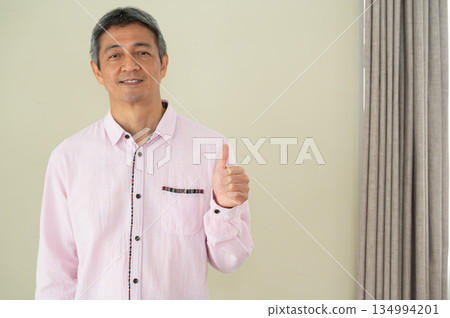 男子在室內豎起大拇指 男子在室內豎起大拇指 134994201