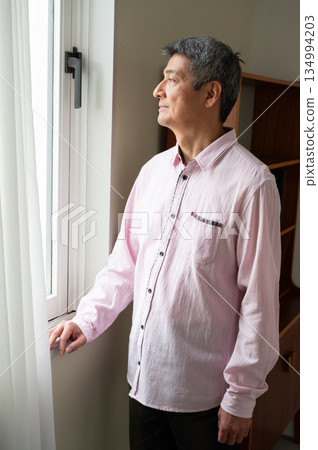 看著窗外的男人 134994203