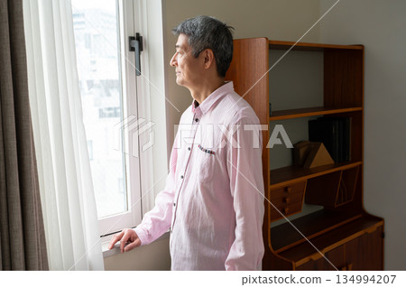 看著窗外的男人 看著窗外的男人 134994207