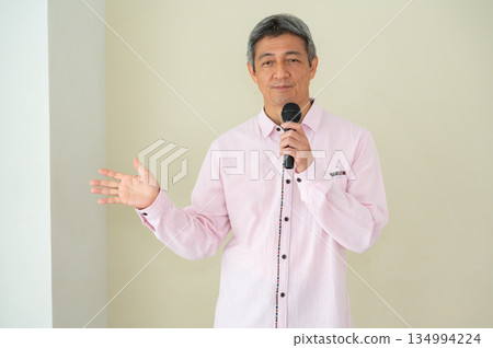 A man who speaks with a microphone 134994224