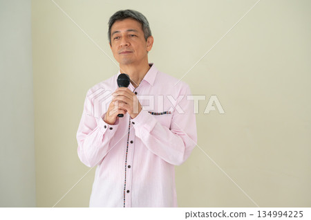 A man who speaks with a microphone 134994225