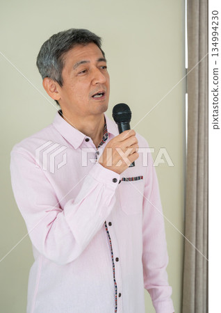 A man who speaks with a microphone 134994230