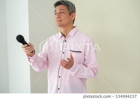 男子拿著麥克風接受採訪 134994237