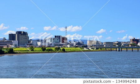 碧空如洗,基諾河畔,夏日小鎮風光旖旎。 碧空如洗,基諾河畔,夏日小鎮風光旖旎。 134994248