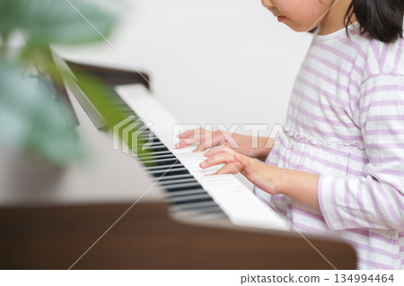 兒童在電子鋼琴上練習 134994464