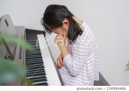 孩子在鋼琴練習中哭泣 134994466