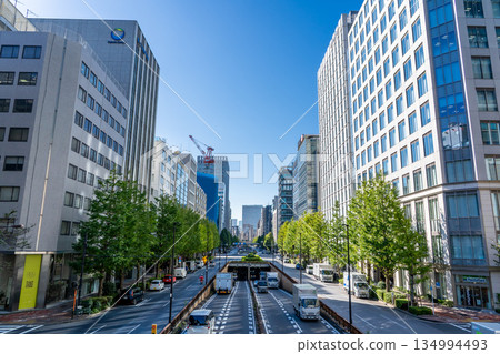 從江戶橋人行天橋眺望日本橋昭和通的街景(Onward Park大廈,日本橋三丁目廣場) 從江戶橋人行天橋眺望日本橋昭和通的街景(Onward Park大廈,日本橋三丁目廣場) 134994493