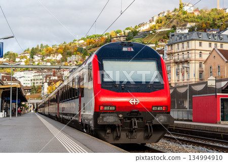 瑞士沃州蒙特勒火車站月台，瑞士聯邦鐵路列車正在行駛。 134994910