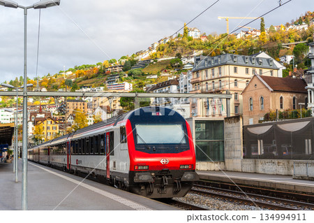 一列瑞士聯邦鐵路（SBB）列車停靠在瑞士沃州蒙特勒的蒙特勒火車站月台上。 134994911