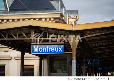瑞士沃州蒙特勒火車站的月台標誌和屋頂結構 134994912