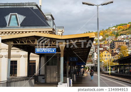 瑞士沃州蒙特勒市蒙特勒火車站的月台設施和軌道景觀 134994913