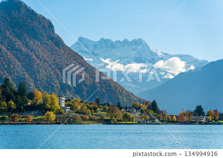 瑞士沃州蒙特勒市日內瓦湖和南峰的秋景 134994916