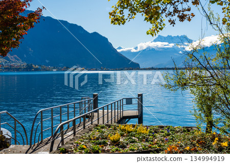 日內瓦湖碼頭和秋日阿爾卑斯山景色。瑞士沃州蒙特勒 134994919