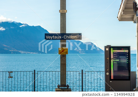 瑞士沃州韋托市韋托-西庸火車站的月台和標誌 134994928