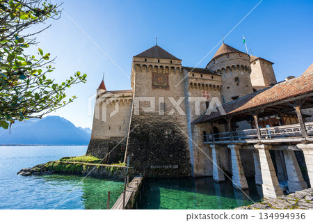 秋日陽光下，瑞士沃州韋托市的西庸城堡和日內瓦湖盡收眼底。 134994936