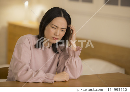 一個年輕的女人抱著一個頭 134995310