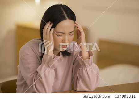 A young woman holding a head 134995311