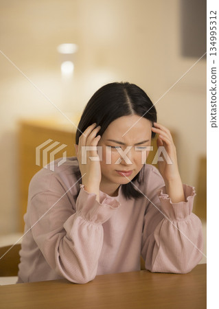 一個年輕的女人抱著一個頭 134995312