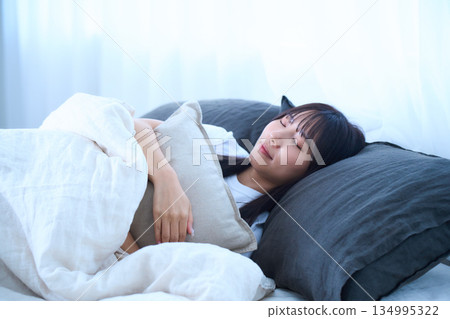 Scene of a young woman sleeping with her eyes closed 134995322