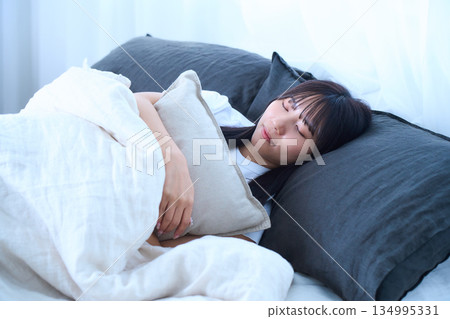 Scene of a young woman sleeping with her eyes closed 134995331