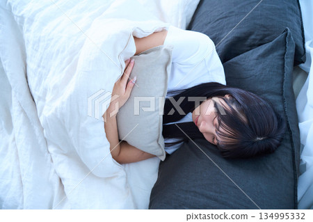 一位年輕女子閉著眼睛睡覺的場景 134995332