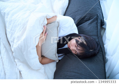 一位年輕女子閉著眼睛睡覺的場景 134995333