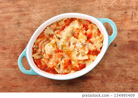 margherita farfalle  gratin 134995409