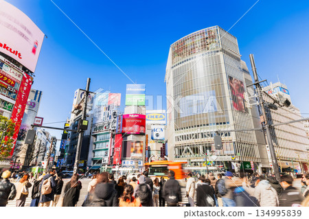 Shibuya station square scramble crossing Shibuya station square scramble crossing 134995839