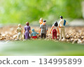 三代父母和孩子站在綠意盎然的自然環境中，家庭旅行，微縮後視圖 134995899