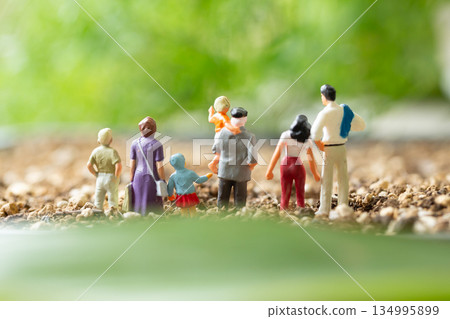 三代父母和孩子站在綠意盎然的自然環境中，家庭旅行，微縮後視圖 134995899