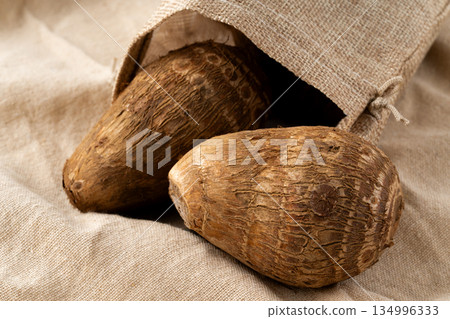 放置在布上的芋頭（土下芋）特寫 134996333