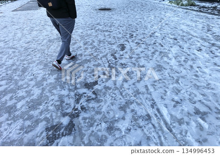 凍結的路面 凍結的路面 134996453