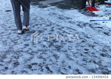 凍結的路面 134996458
