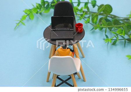 People who work in coffee shops or free spaces 134996655