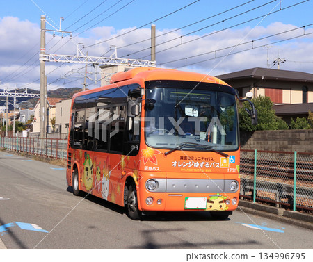 箕面市社區巴士在牧之地站附近運行。 134996795