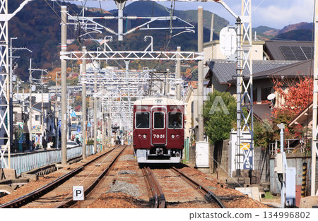 阪急箕麵線7000系列車正在捲落站附近行駛 134996802