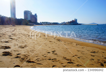 Sea and sandy beach of "Seaside Momochi Seaside Park" in Sawara Ward, Fukuoka Prefecture_31 134996842